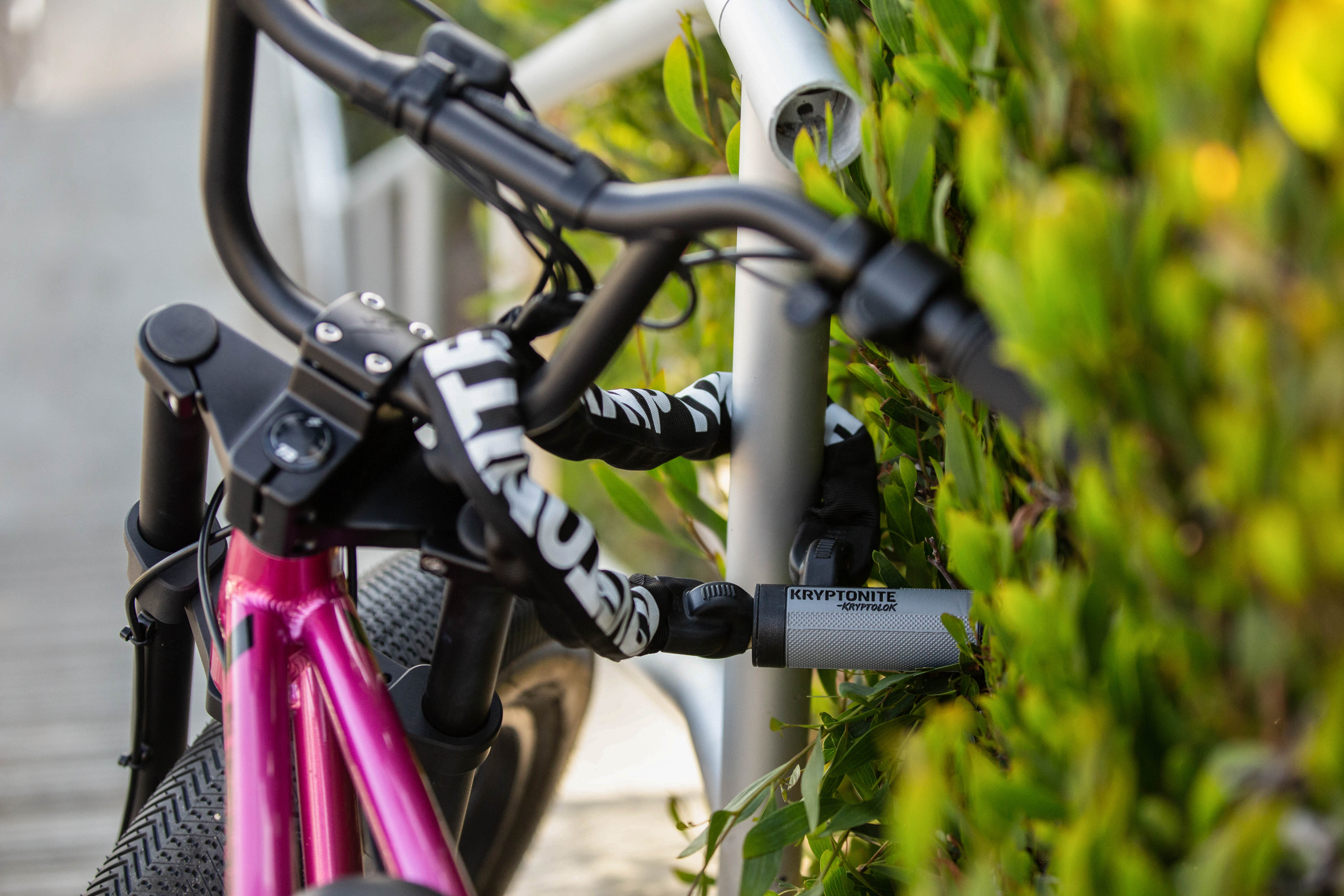 Lifestyle image of Kryptonite Kryptolok 990 Combo Integrated Chain on bike