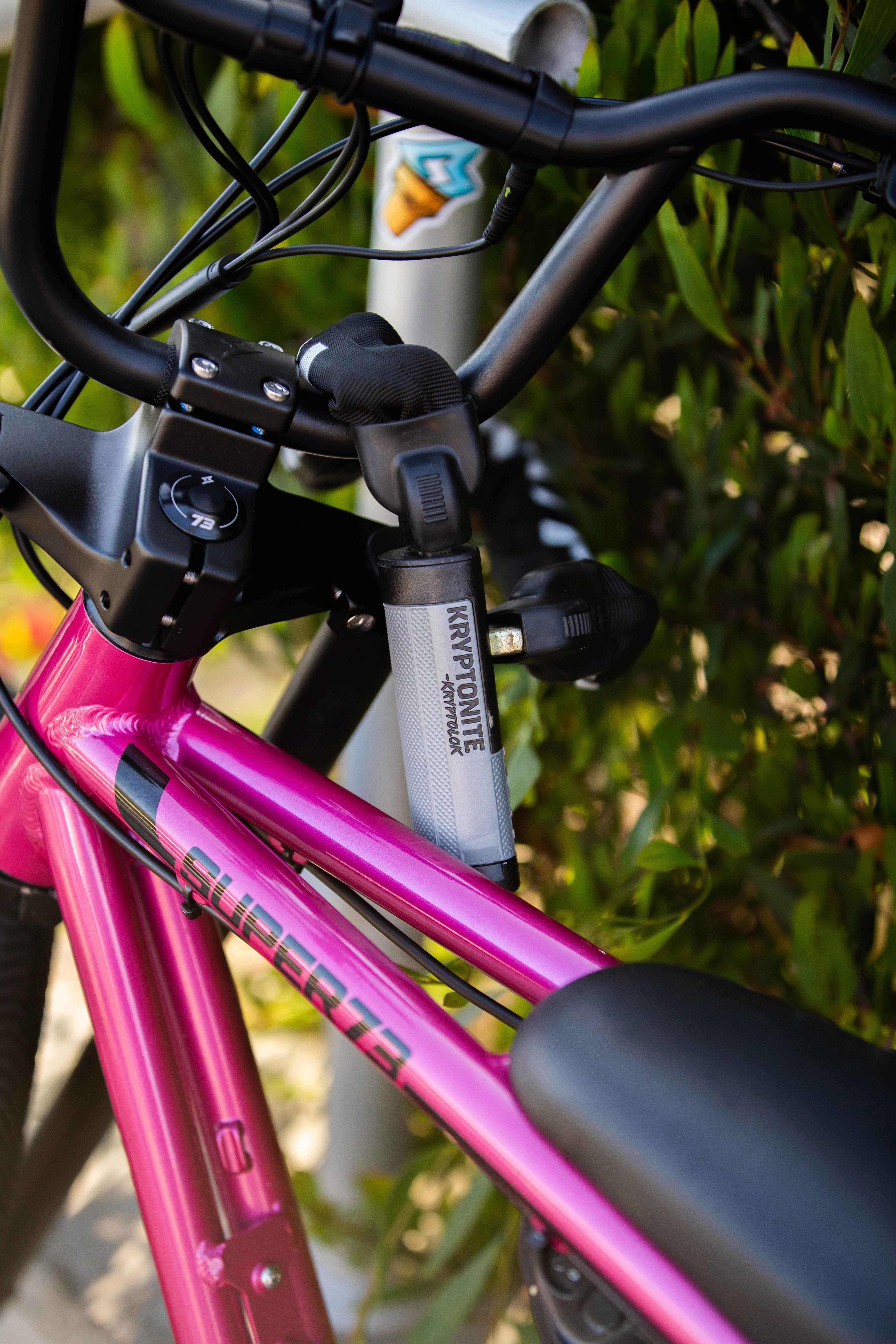 Lifestyle image of Kryptonite Kryptolok 990 Combo Integrated Chain on bike