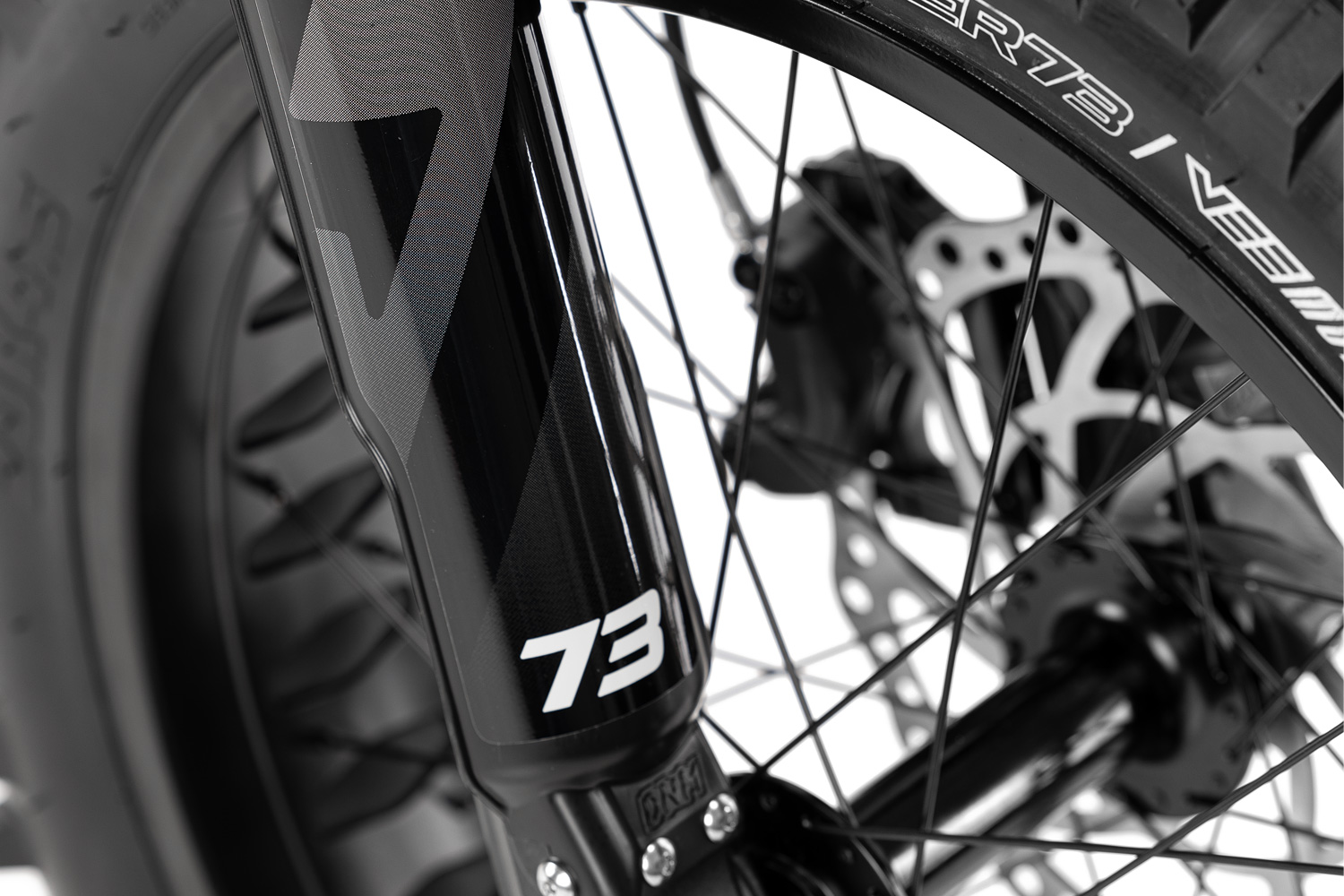 Closeup of the Super73-RX Mojave in Obsidian black suspension
