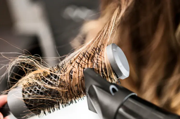 How to Dry Your Hair Without Frizz_Featured Image