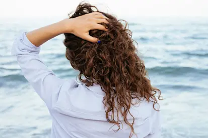 FRIZZY HAIR SOLUTIONS: ESSENTIAL TIPS TO TAME FRIZZY HAIR_Image