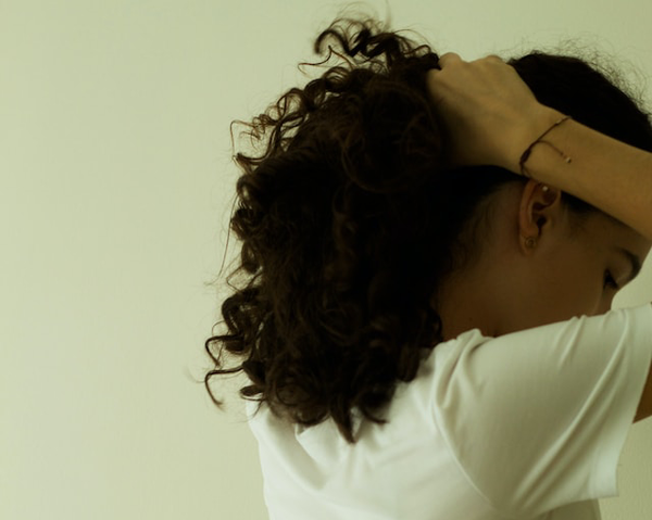 10 EXPERT TIPS & 4 HAIRSTYLES: HOW TO STYLE CURLY, FRIZZY HAIR_Lid1