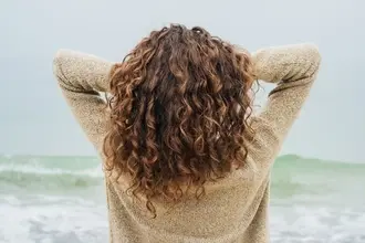 How to Get Rid of Frizz for Curly Hair_Featured Image
