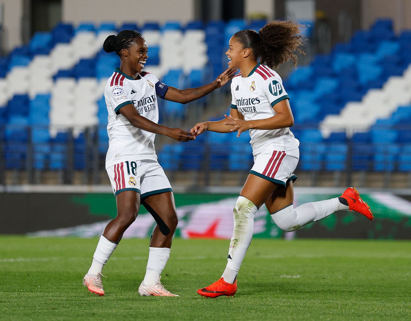 Felicia Schröder y Arianna Caruso celebran el 1-0 al PSG