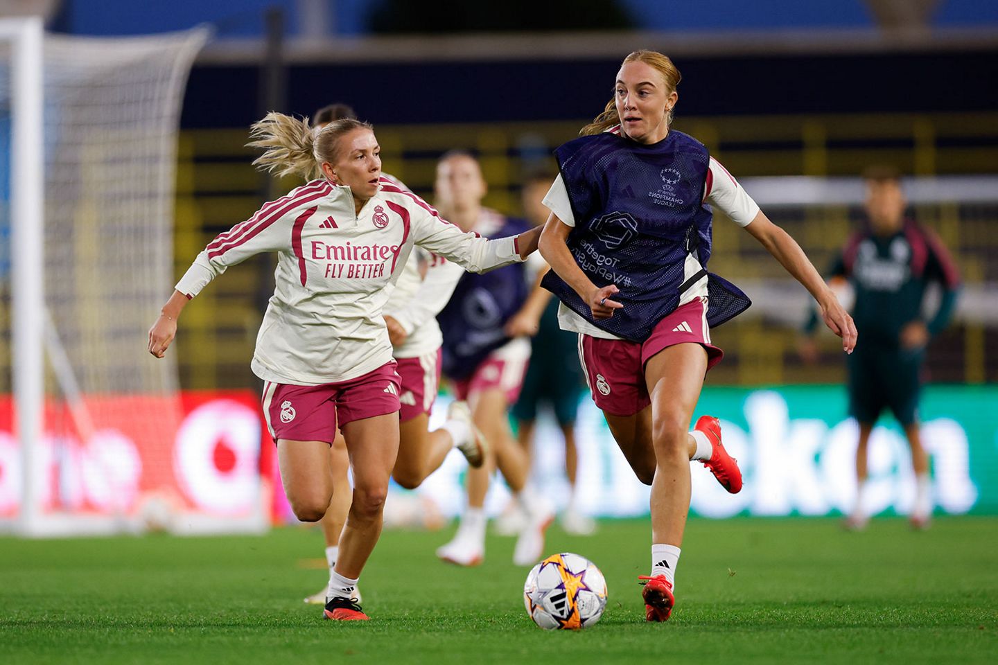 Elisa Senss y Sara Holmgaard, durante un instante en el entrenamiento en el Joie Stadium