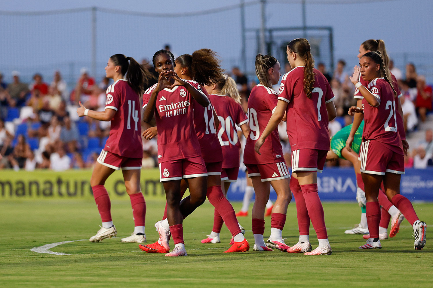 Linda Caicedo celebrando su gol contra el Tottenham Hotspur