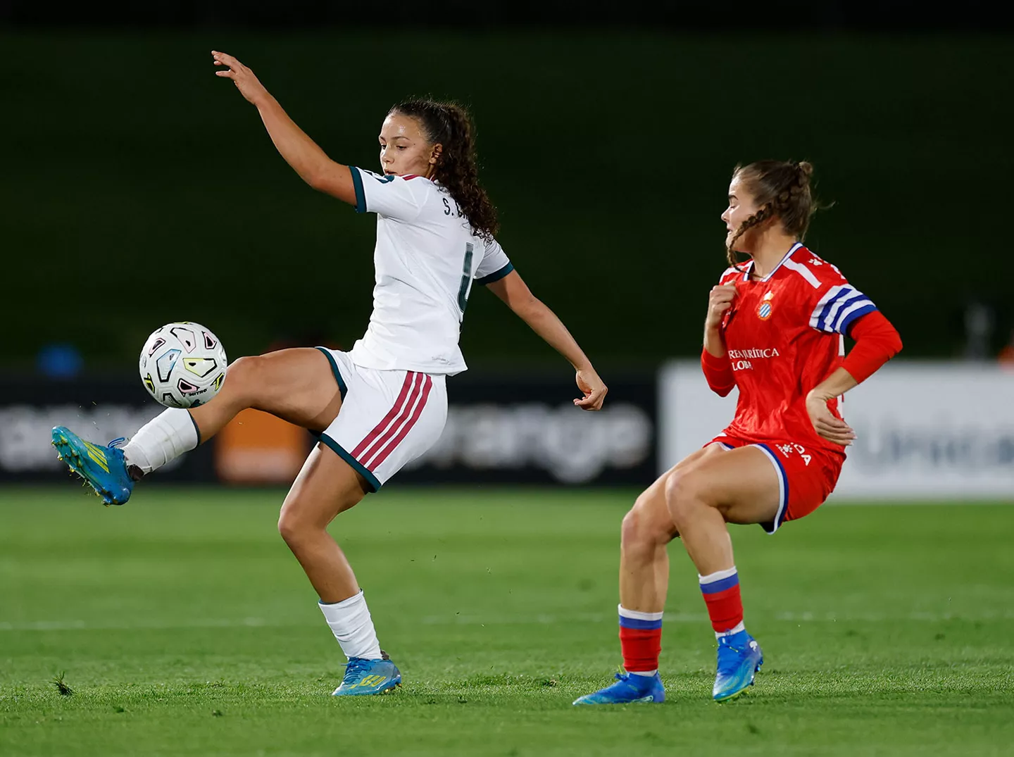 Sara Däbritz controla ante el Espanyol