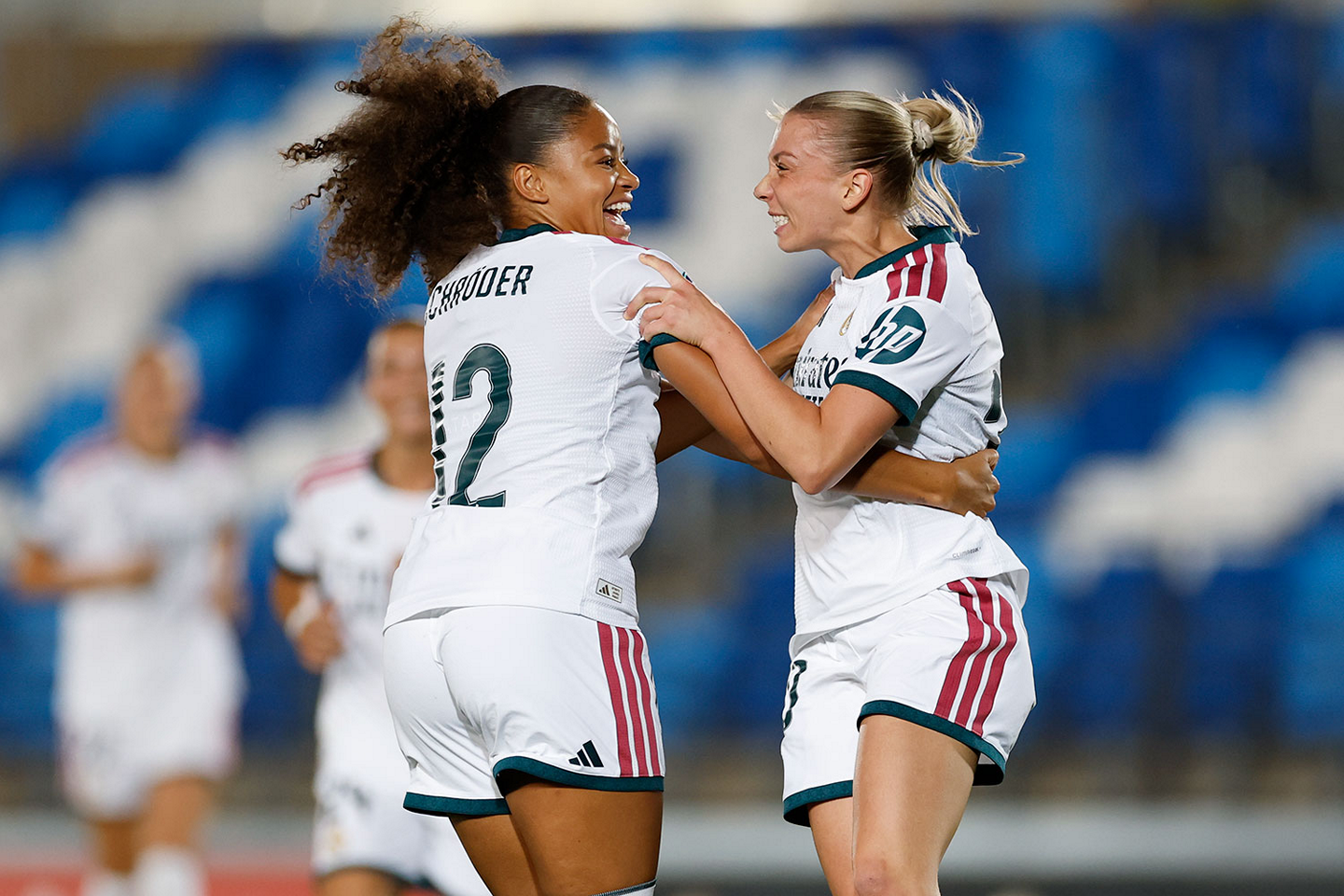 Elisa Senß y Felicia Schröder celebran ante el Valencia CF