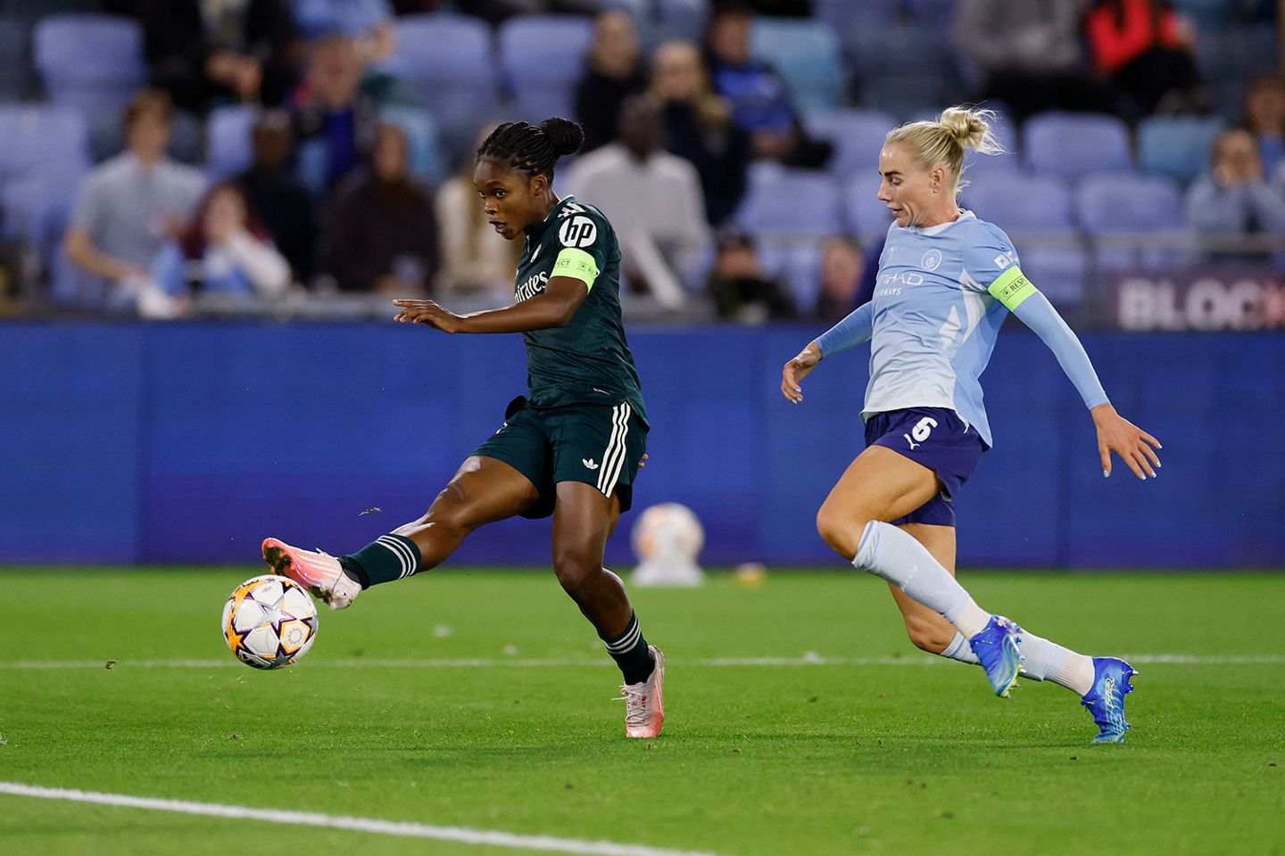 Linda Caicedo conduce el balón ante el Manchester City