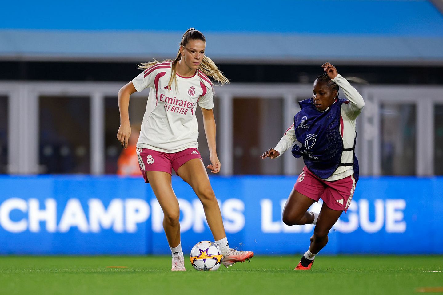Bella Andersson y Lineth Beerensteyn, durante un instante en el entrenamiento en el Joie Stadium