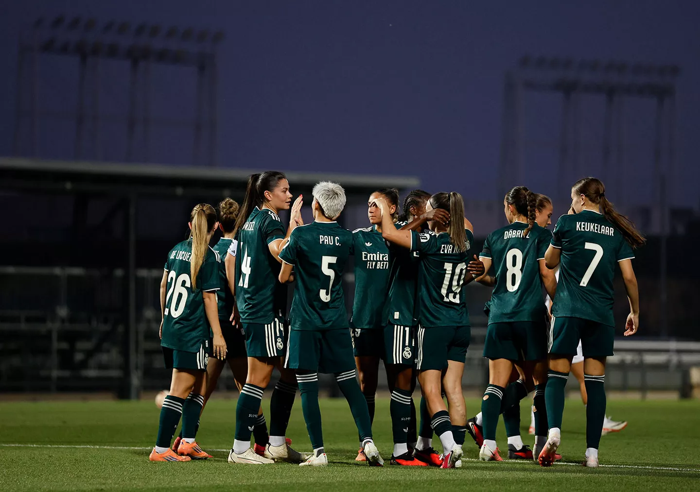 El Real Madrid celebra el primer gol del partido, obra de María Méndez