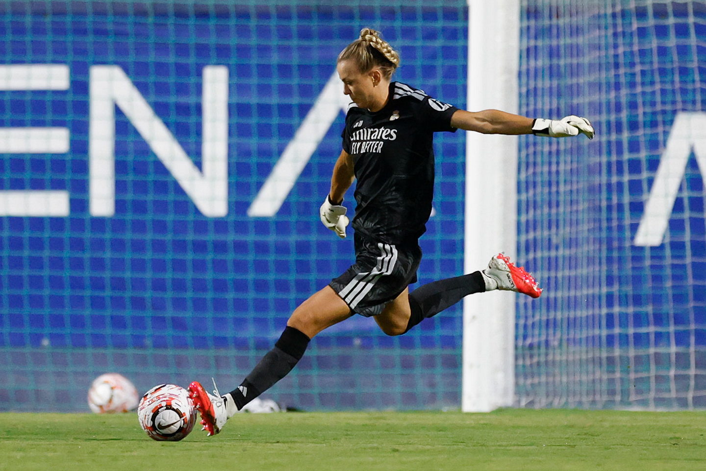 Merle Frohms durante el partido contra el Tottenham Hotspur