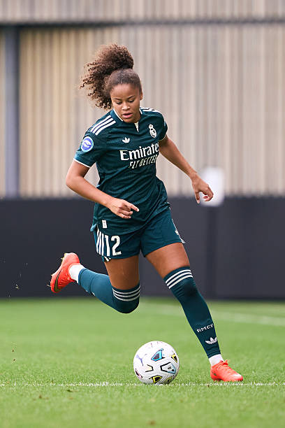 Felicia Schröder conduce el balón ante la Real Sociedad