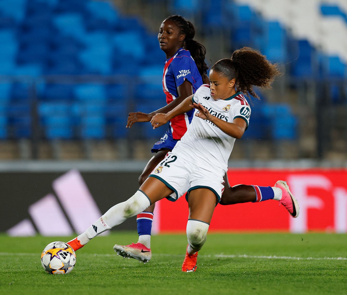 Linda Caicedo conduce el balón ante el PSG