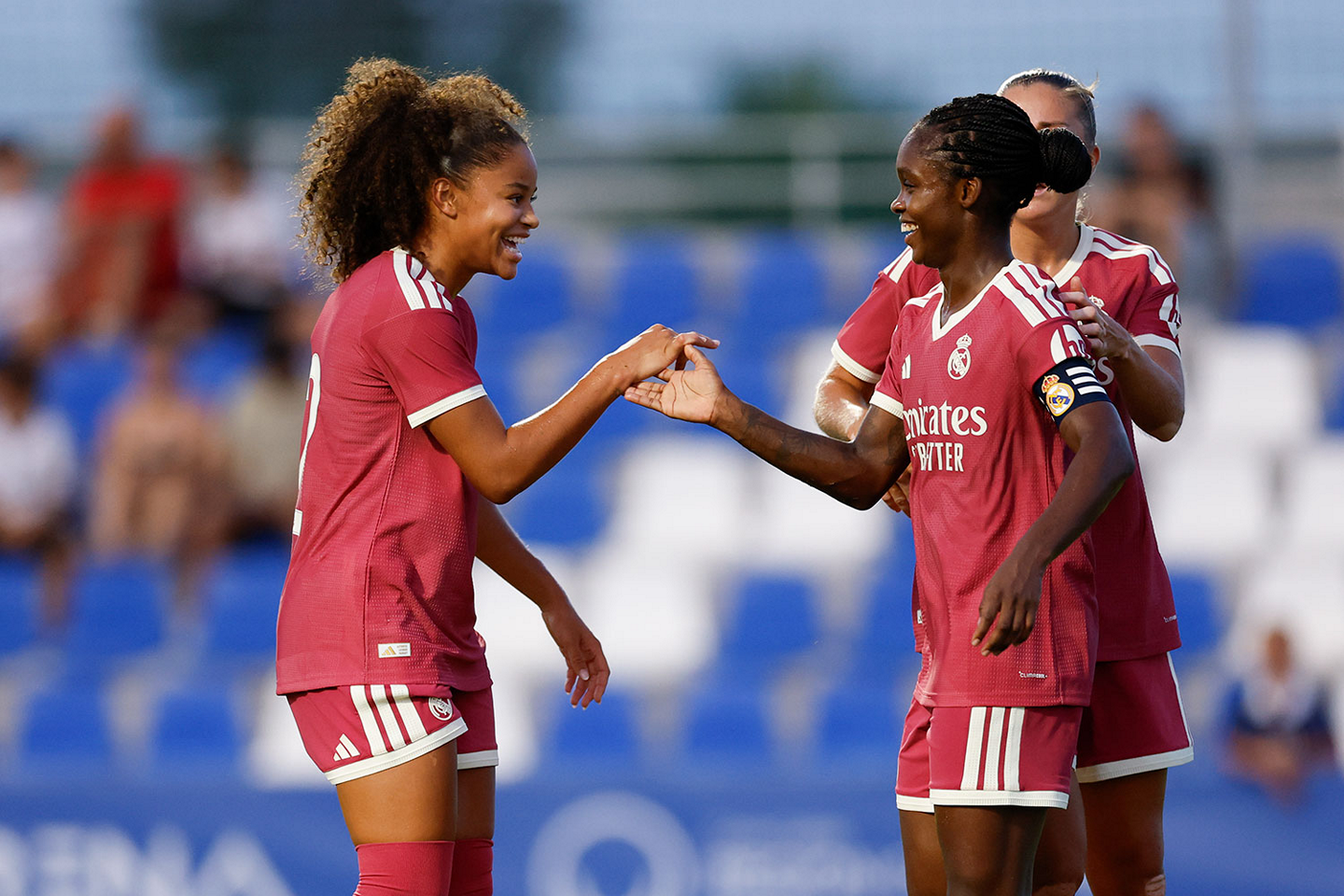 Felicia Schröder y Linda Caicedo celebrando uno de los goles contra el Tottenham Hotspur