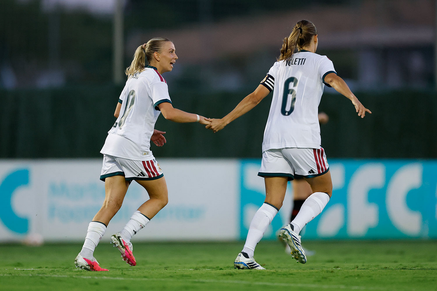 Elisa Senss y Sandie durante el partido amistoso contra el Crystal Palace
