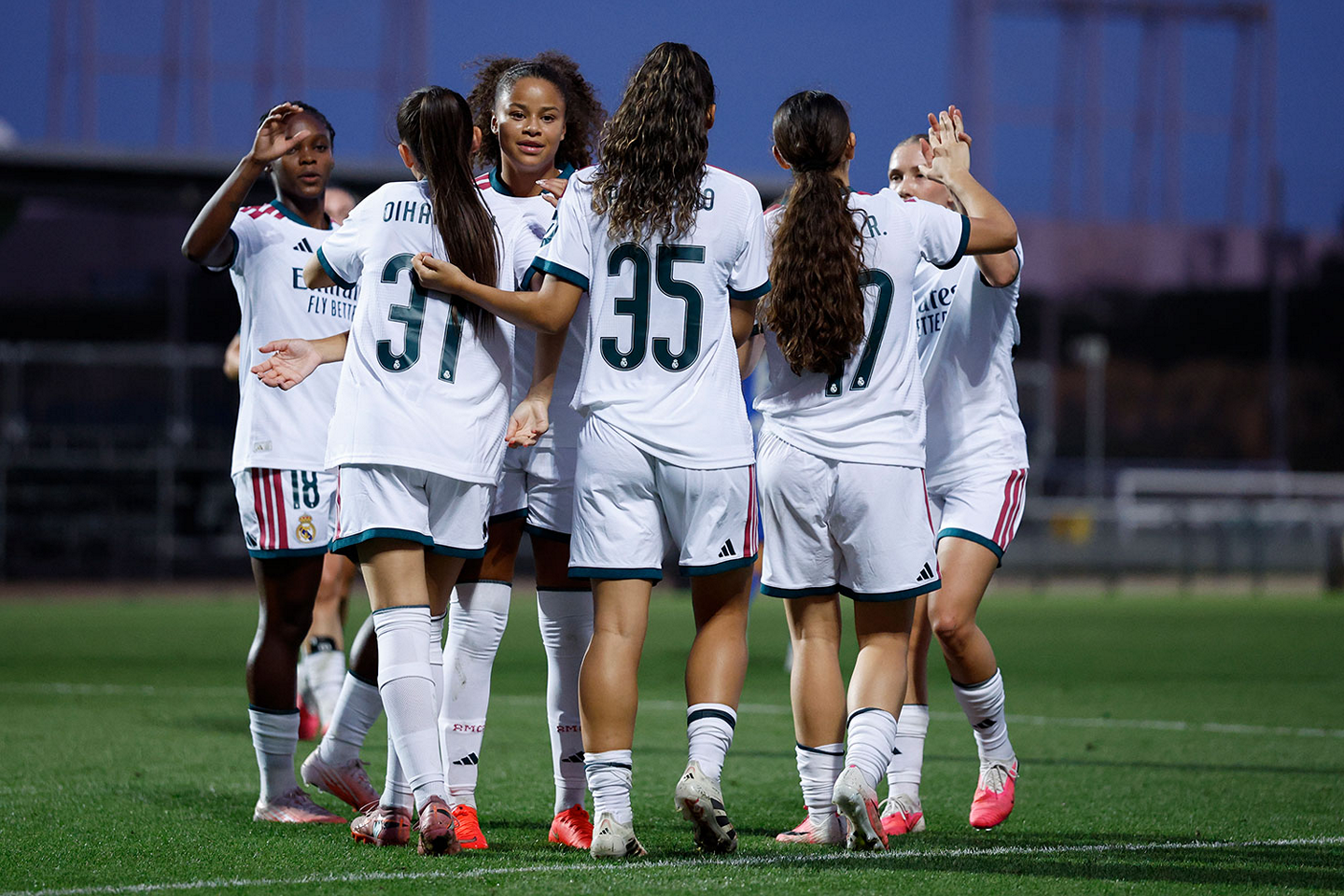 El equipo celebrando uno de los goles ayer contra el Deportivo