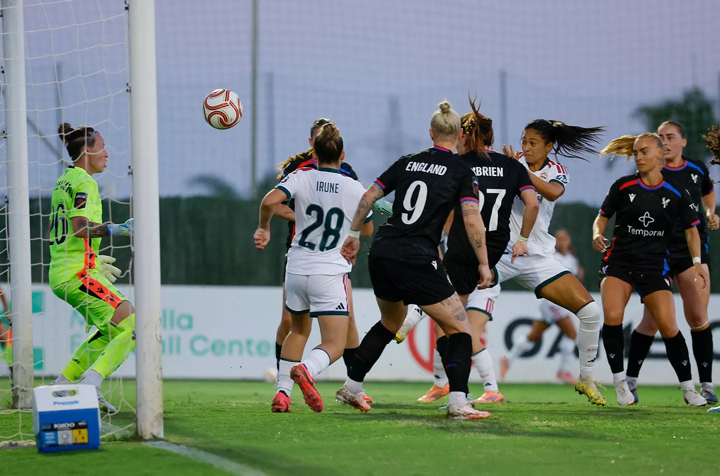 Momento del segundo gol a la salida de un córner