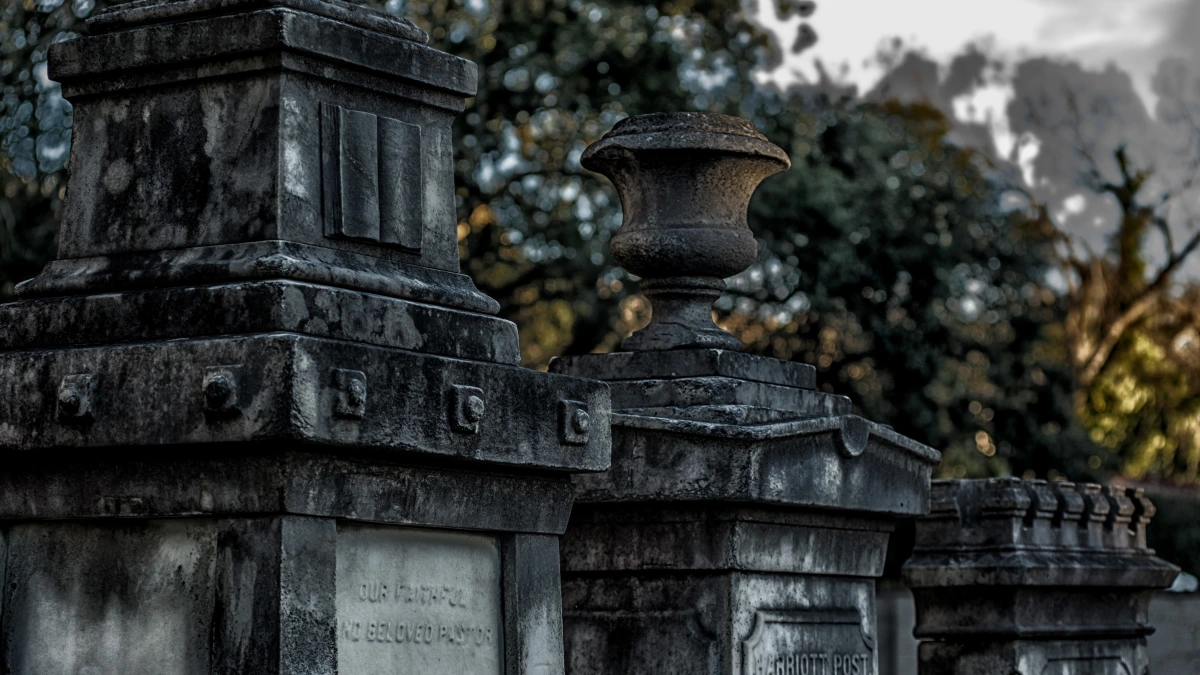 Charleston Ghosts and Graveyard Exclusive Access Night Tour by Bulldog Tours