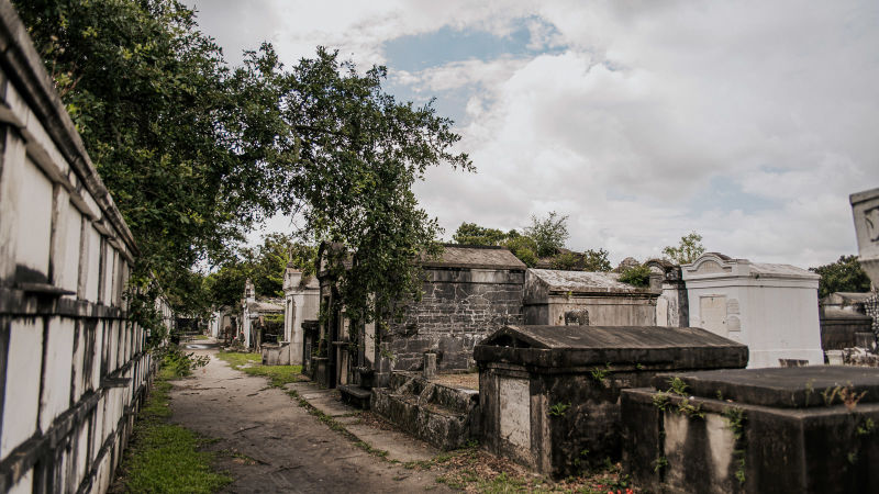 New Orleans Garden District With Cemetery Tour Walks