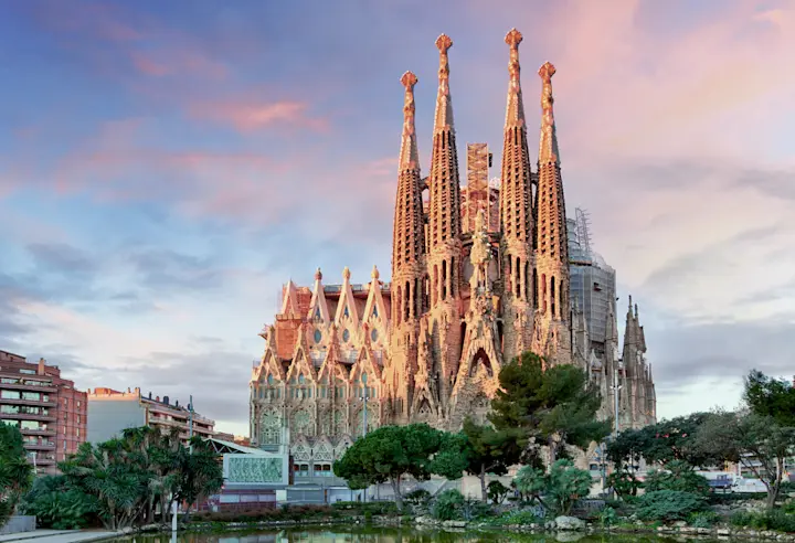 SAGRADA FAMILIA iStock-1130443789