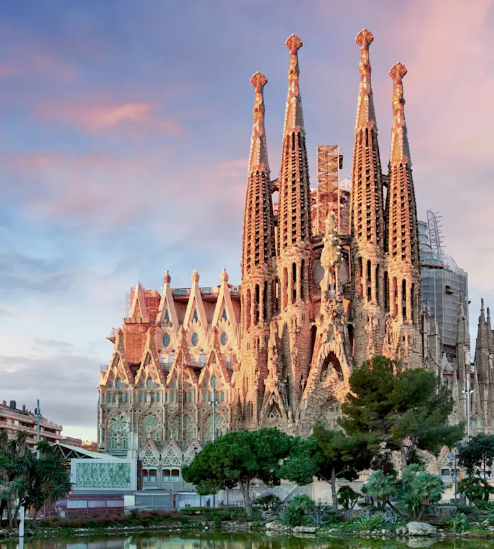 SAGRADA FAMILIA iStock-1130443789
