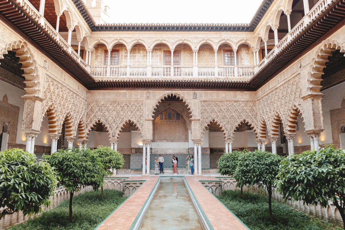 Walks Seville Alone in Alcazar 0018