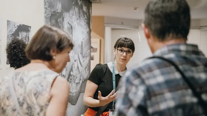 Walks - New York - Met Express 16x9-0004