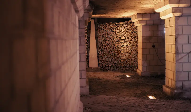 paris-catacombs-tour-empty-corridor.jpg