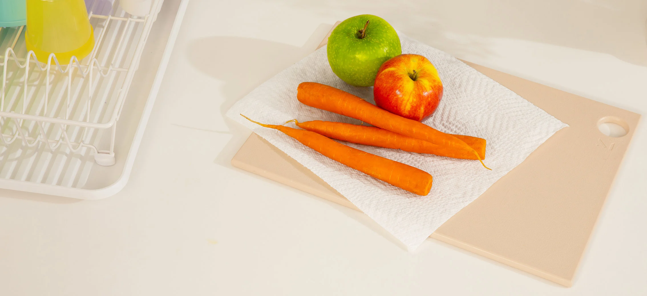 Manzanas y zanahorias sobre una hoja de Bounty