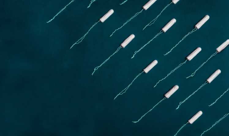 Tampons orderly dispersed in the upper right corner on a dark blue background.