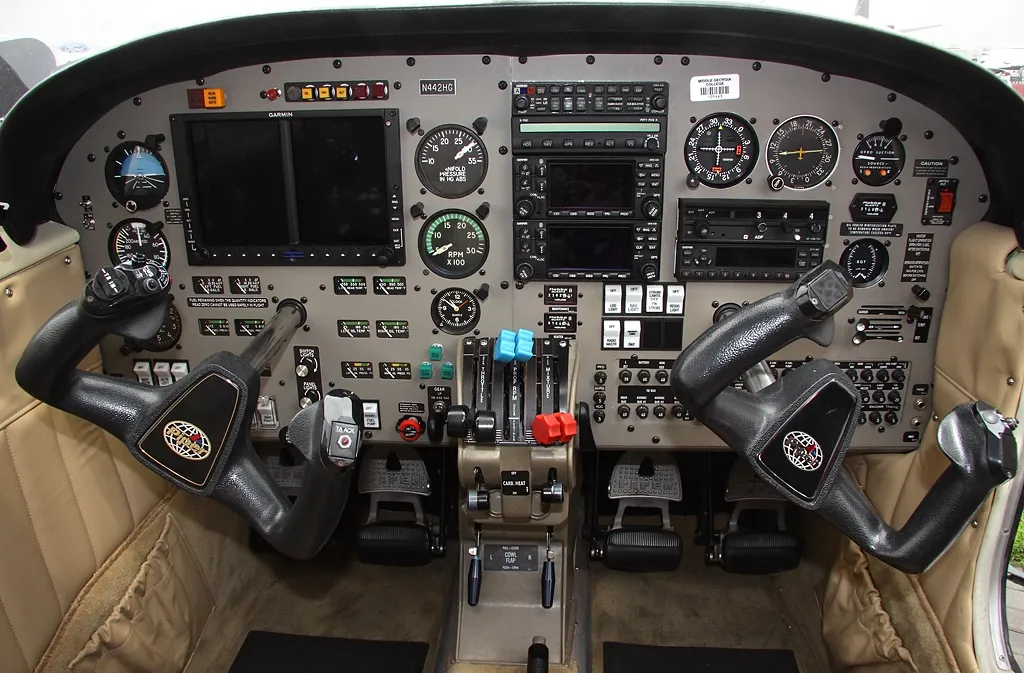 Piper PA-44 cockpit