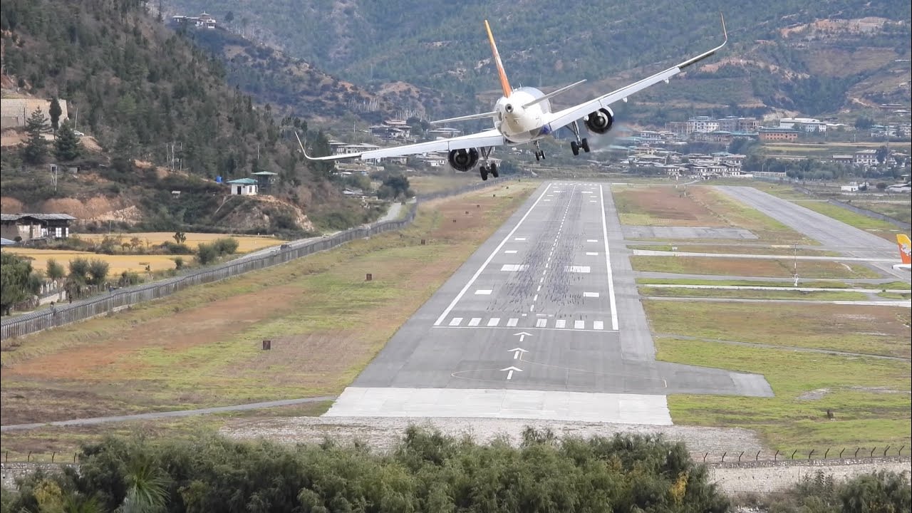 The 10 Extreme Airport Landings Worldwide | Airhead