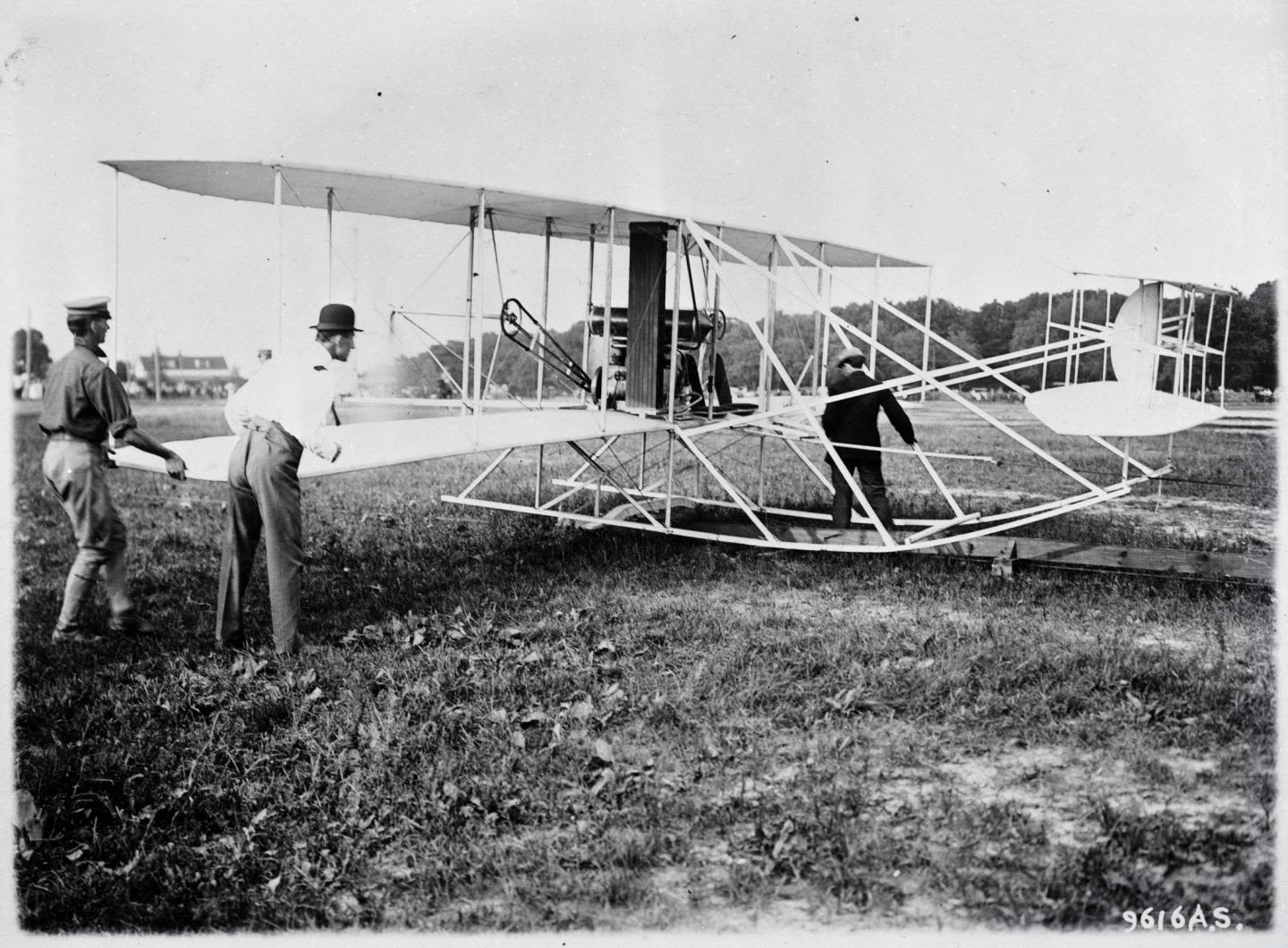 1903 Assembling the Flyer