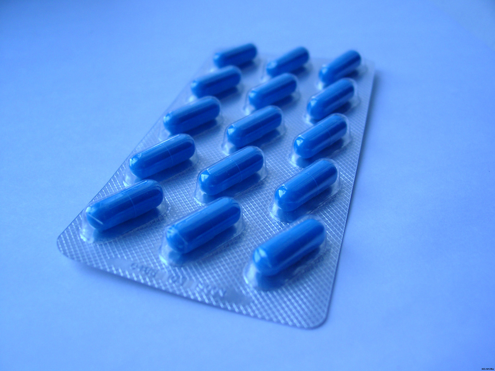 Синие таблетки от простуды. Блу пилл. Синяя таблетка. Таблетки голубого цвета. Синие капсулы.