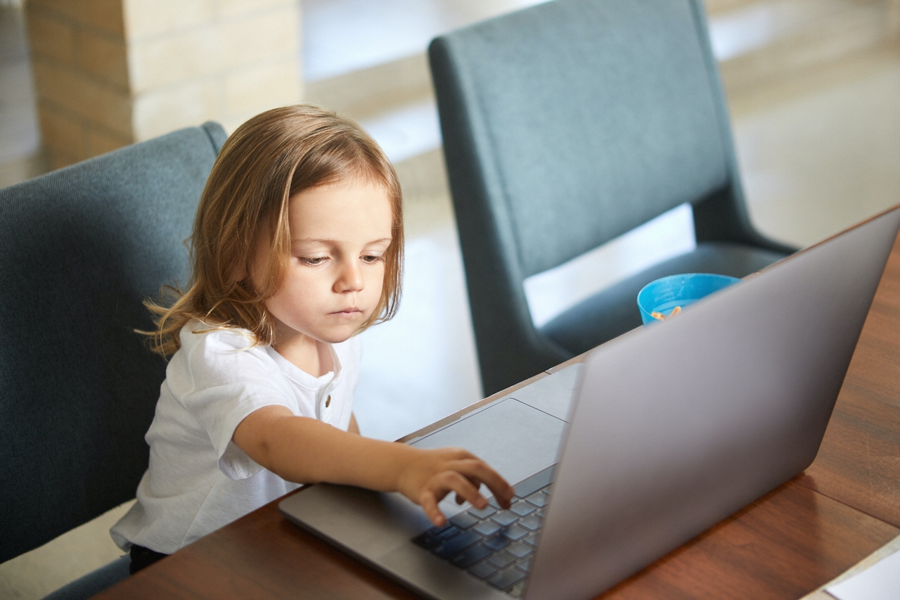 Laptop for 3 year best sale old child