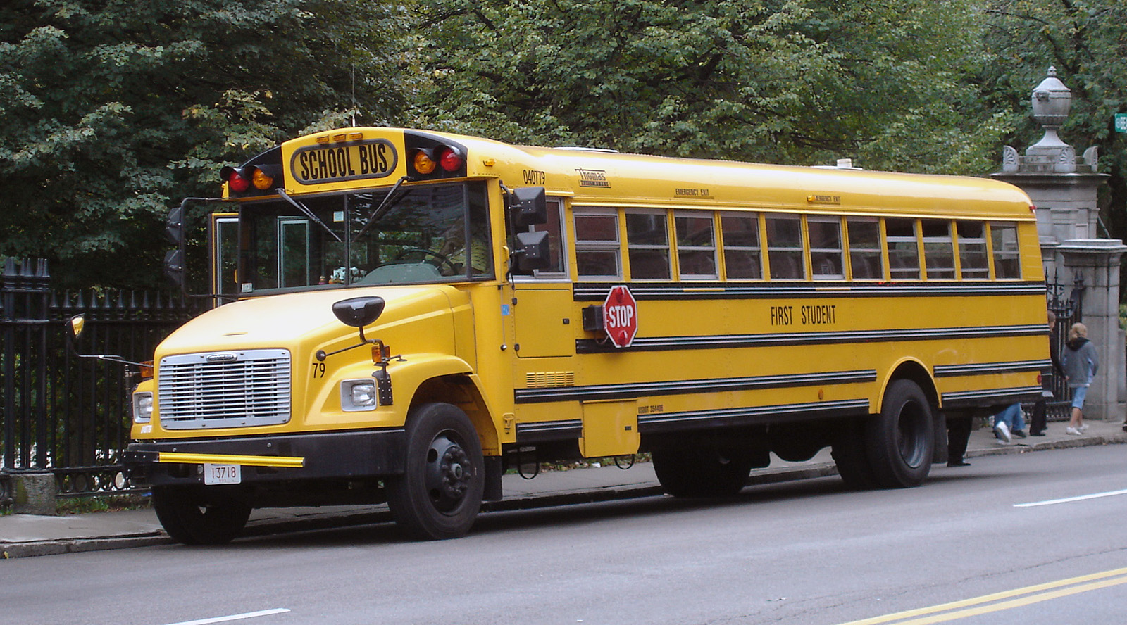 Желтый школьный автобус