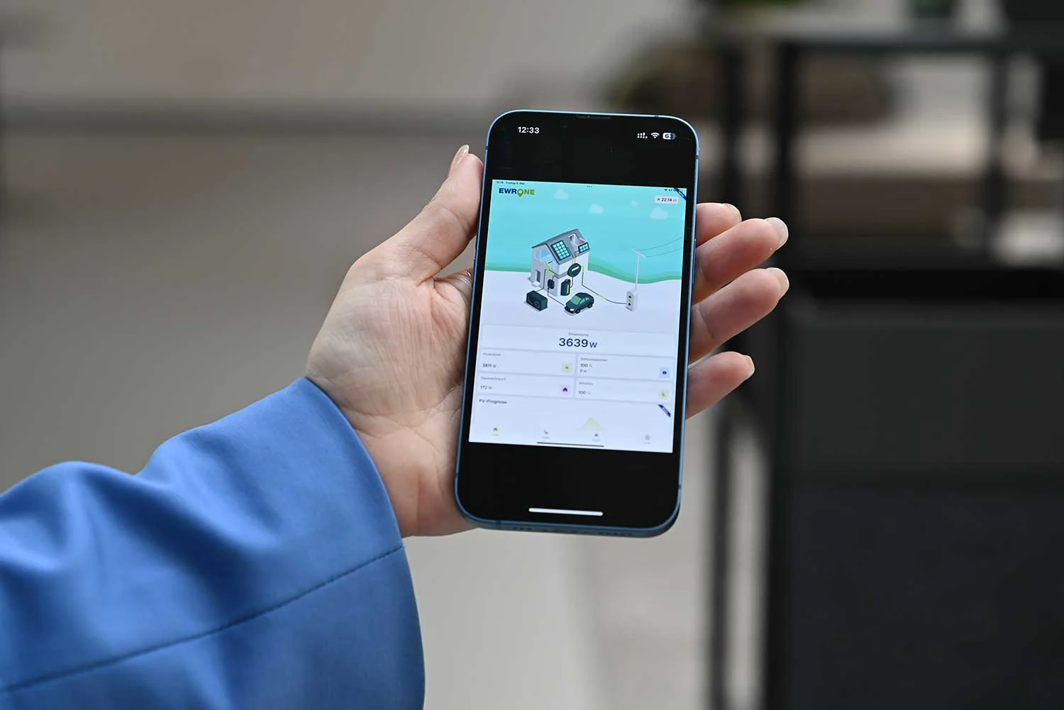 Hand mit Handy auf dem der EWR One Manager angezeigt wird. Hand mit Handy auf dem der EWR One Manager angezeigt wird.