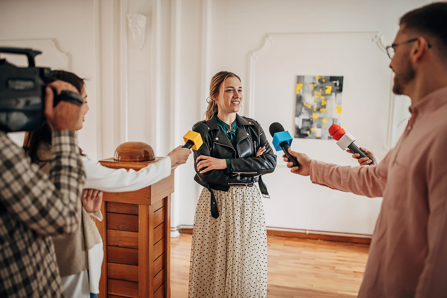 Frau im Gespräch mit der Presse