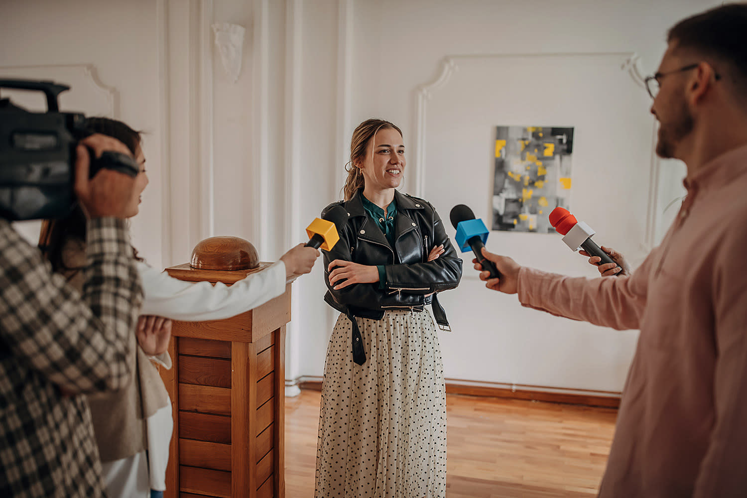 Frau im Gespräch mit der Presse