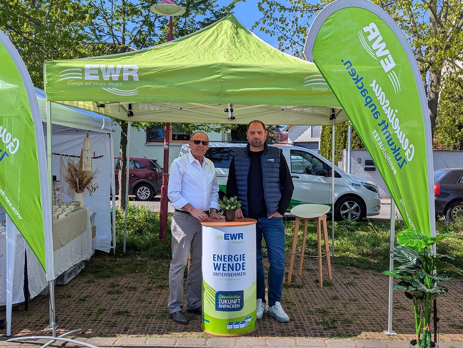 Zwei EWR Kollegen stehen an unserem Stand auf dem Ostermarkt in Groß-Rohrheim Zwei EWR Kollegen stehen an unserem Stand auf dem Ostermarkt in Groß-Rohrheim