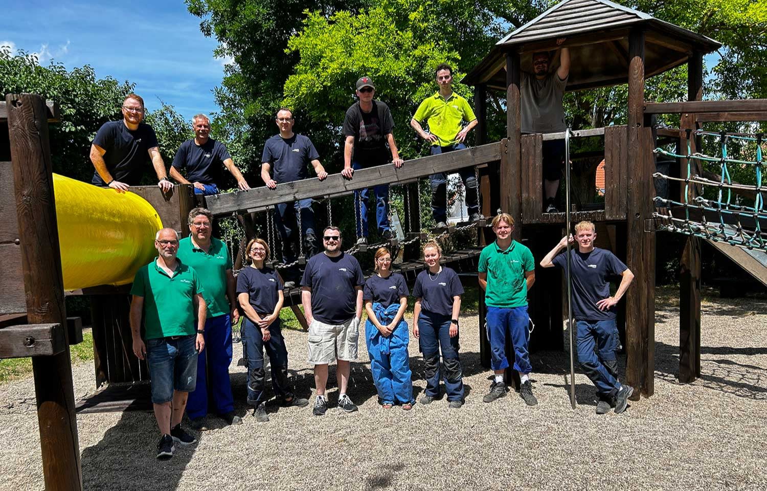 Titelbild Die fleißigen Helferinnen und Helfer von dem EWR-Anpacktag stehen in Wallertheim auf dem Spielplatz.