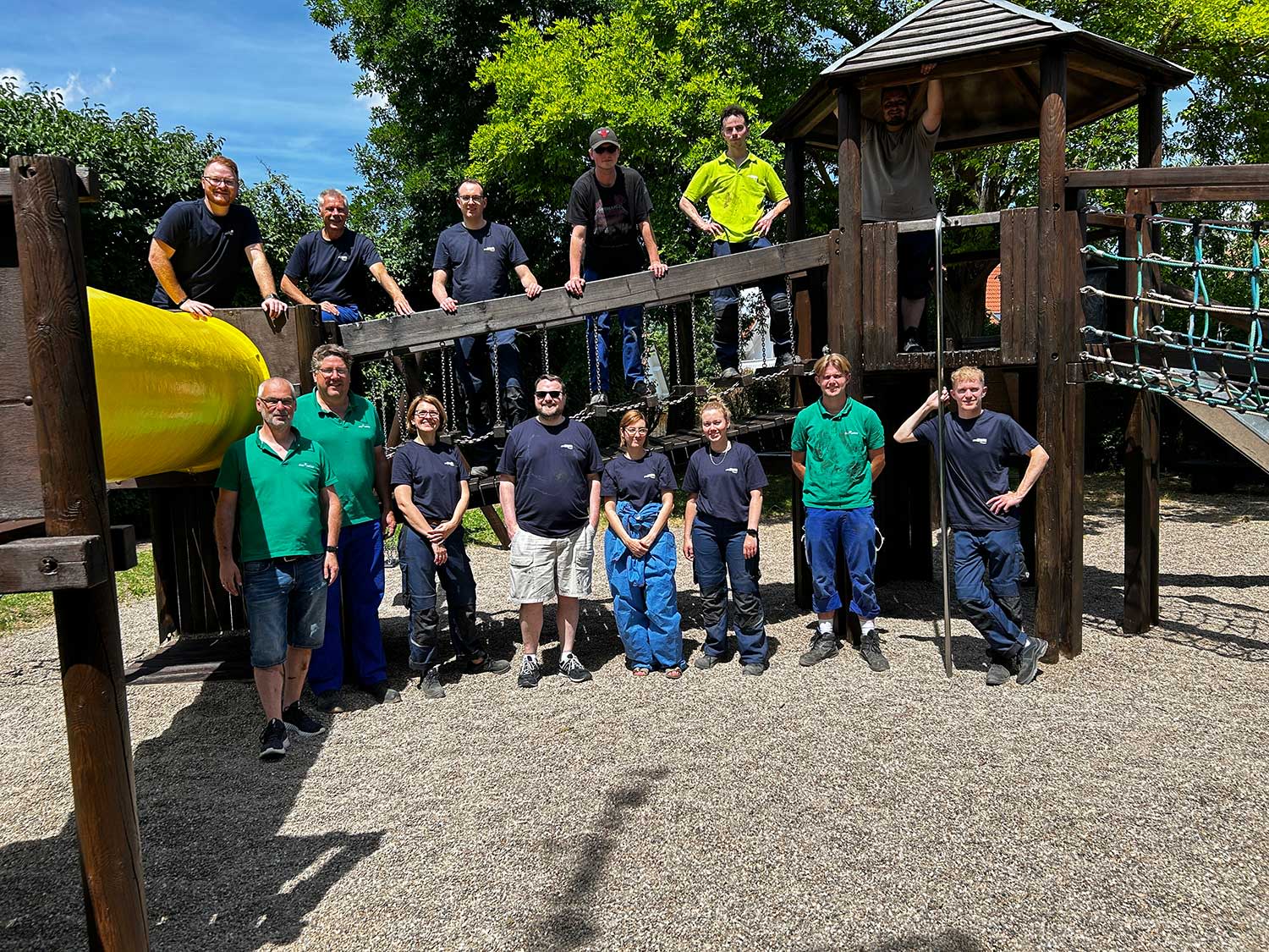 Titelbild Die fleißigen Helferinnen und Helfer von dem EWR-Anpacktag stehen in Wallertheim auf dem Spielplatz.