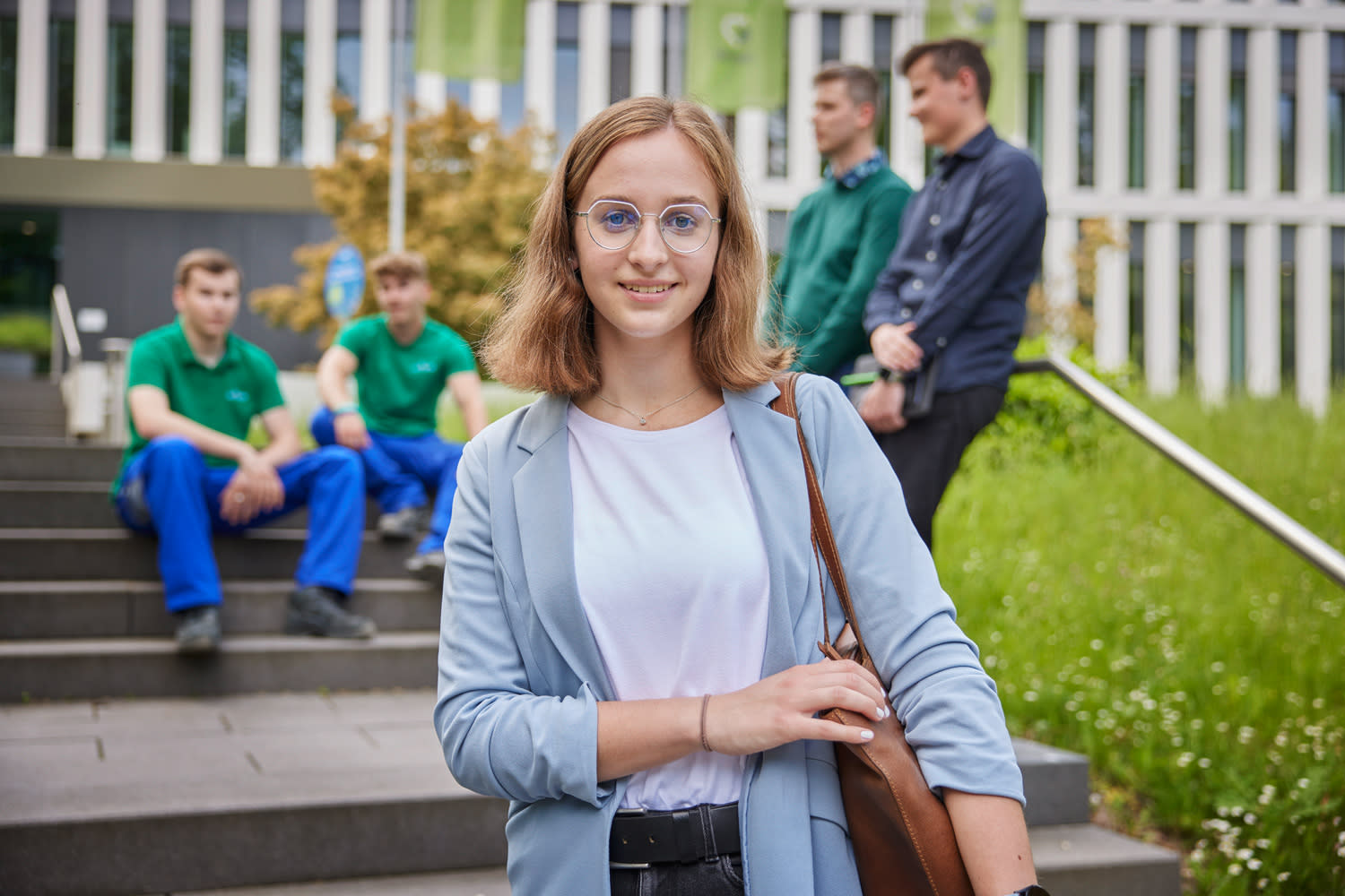 Azubis vor EWR Gebäude