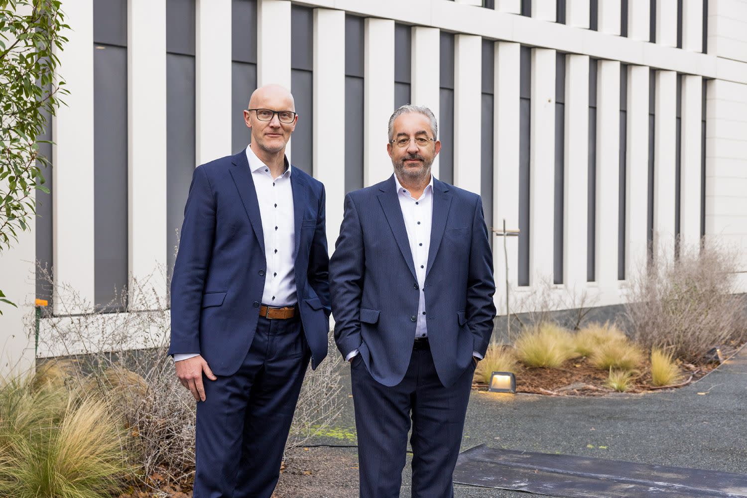 Die EWR-Vorstände Dieter Lagois und Stephan Wilhelm vor dem Gebäude Die EWR-Vorstände Dieter Lagois und Stephan Wilhelm vor dem Gebäude