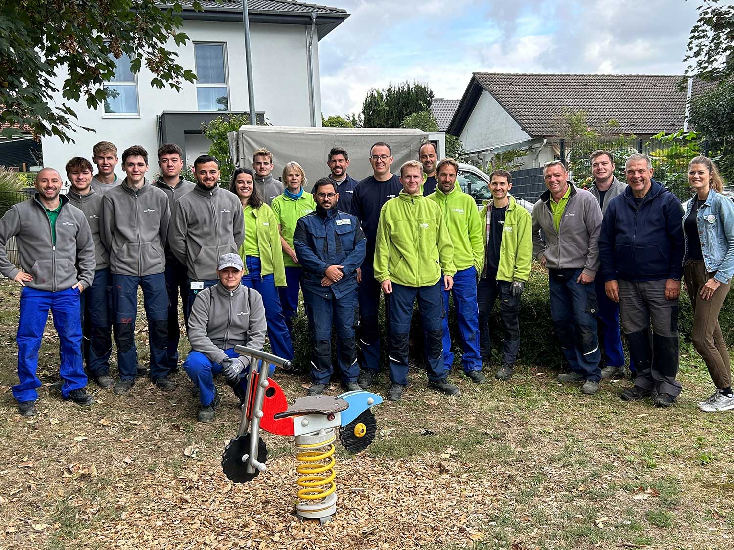 Titelbild Die freiwilligen Helferinnen und Helfer der EWR stehen vor dem fertiggestellten Spielplatz in Gabsheim.