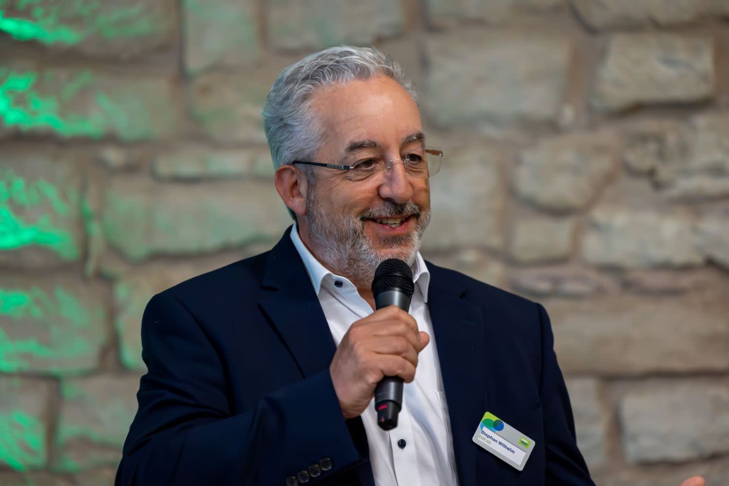 Stephan Wilhelm, Vorstandssprecher der EWR AG, spricht in ein Mikrofon