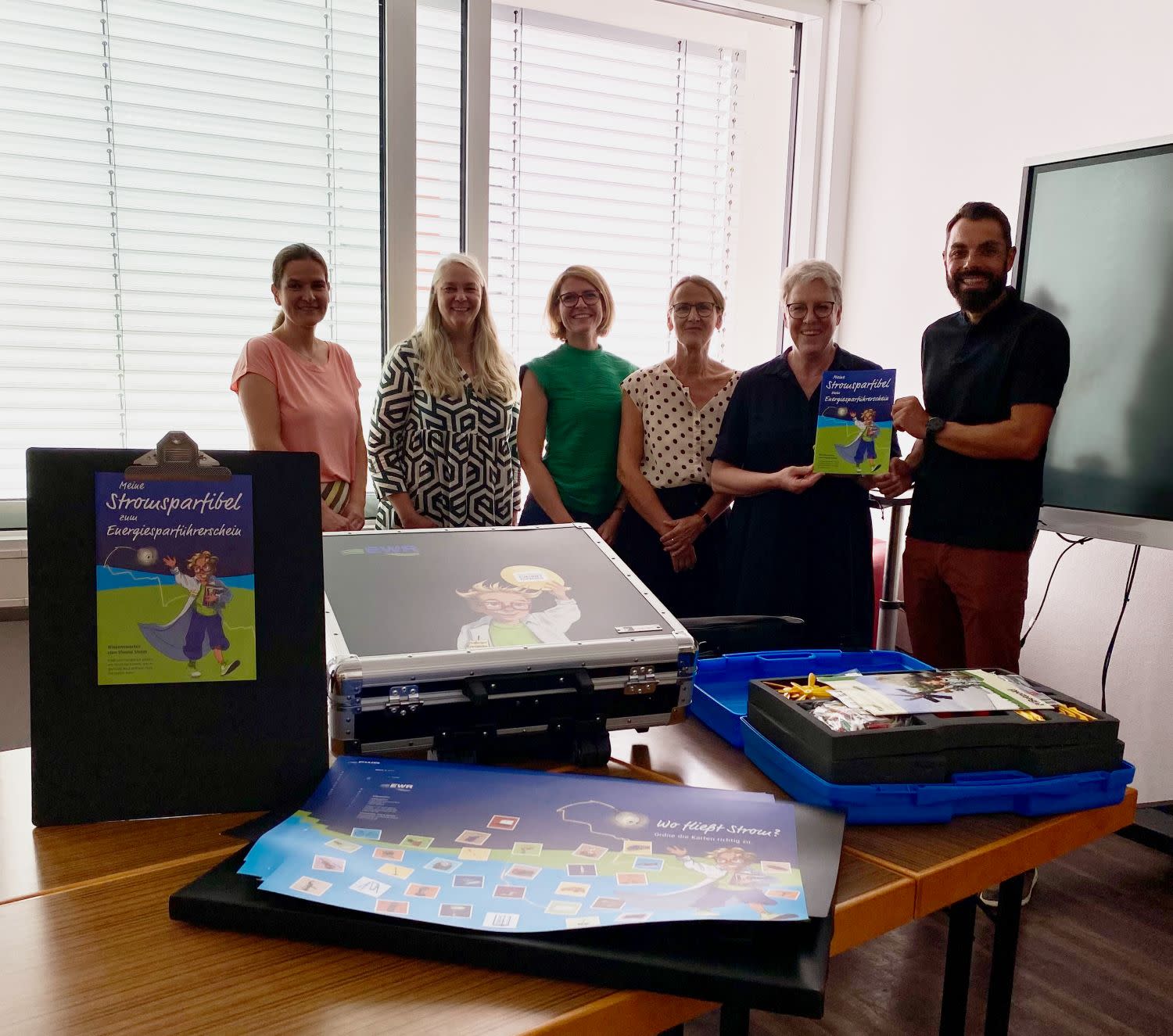 Kerstin Deißroth, Carina Greiner, Julia Antipca (EWR), Ilse Noll-Moers, Sabine Jöst und Dominik Nagel (EWR) bei der Übergabe des Koffers im Studienseminar in Mainz Kerstin Deißroth, Carina Greiner, Julia Antipca (EWR), Ilse Noll-Moers, Sabine Jöst und Dominik Nagel (EWR) bei der Übergabe des Koffers im Studienseminar in Mainz
