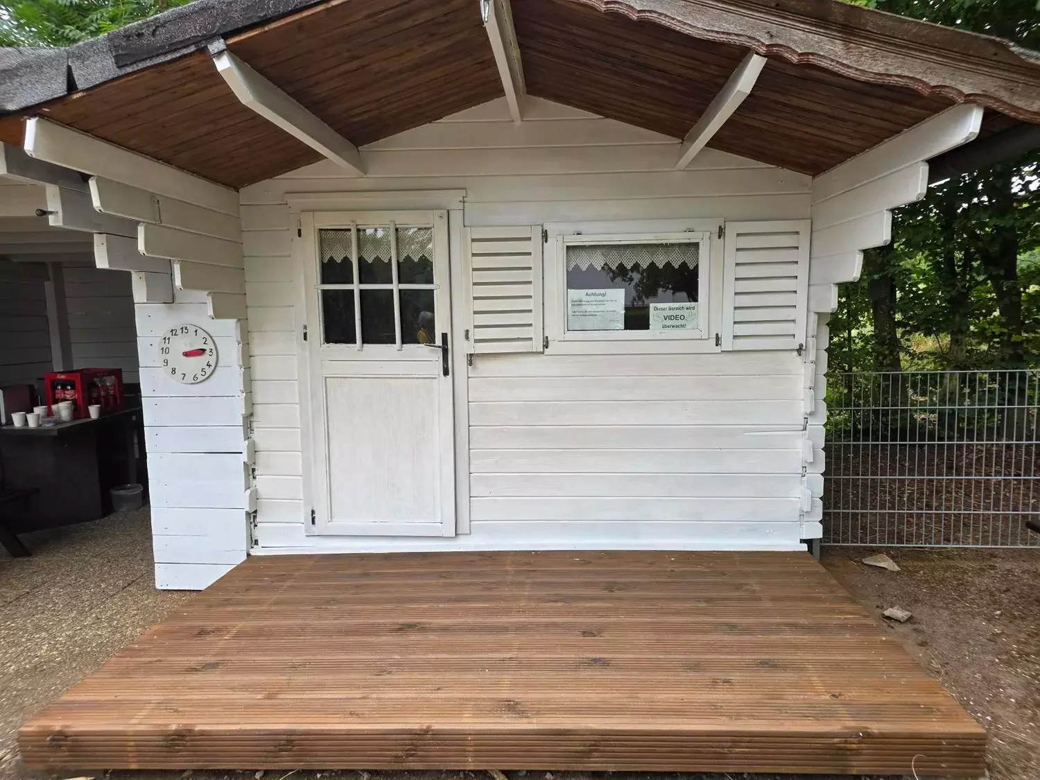 Renovierte Holzhütte, die weiß gestrichen wurde.