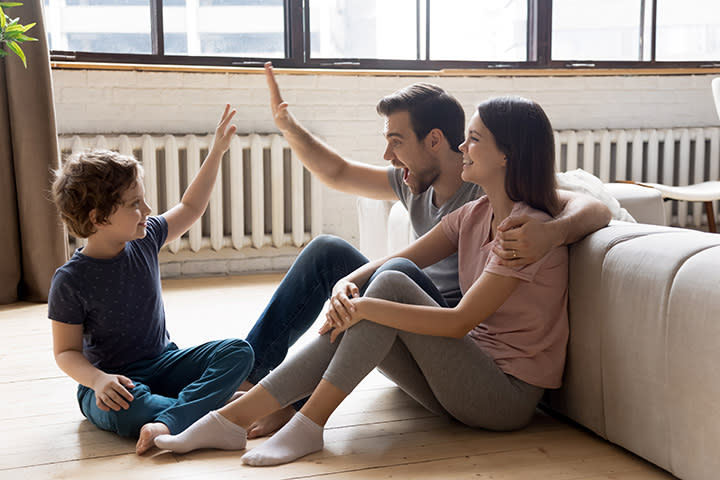 Familie sitz im Wohnzimmer auf dem Fußboden